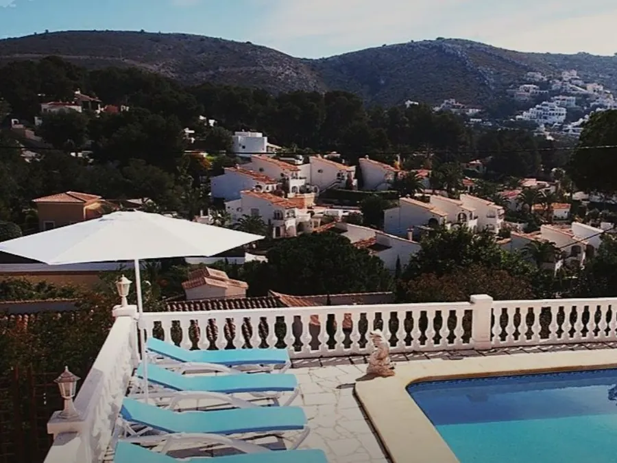 Drie villa's met zwembad aan de Spaanse kust