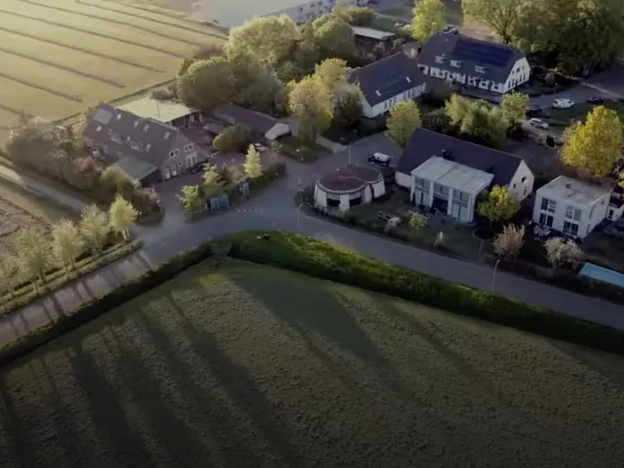 Een ronde vergaderzaal in het eerste driedimensionaal geprinte gebouw van Europa