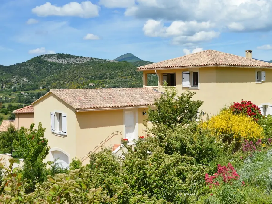 Une villa avec un appartement et un studio dans la Drôme