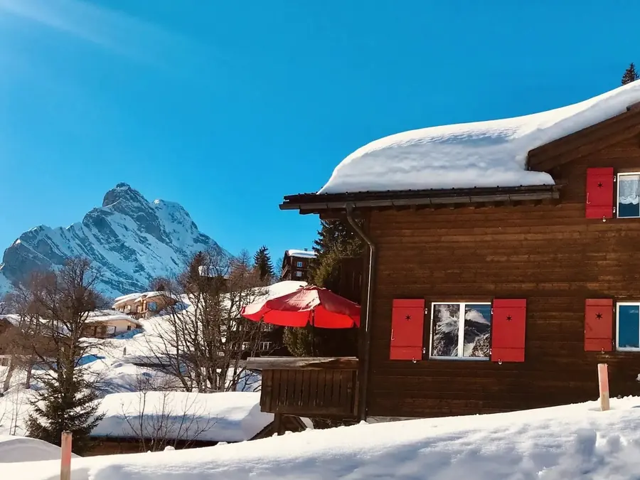 Un chalet dans un village de montagne sans voitures, en Suisse